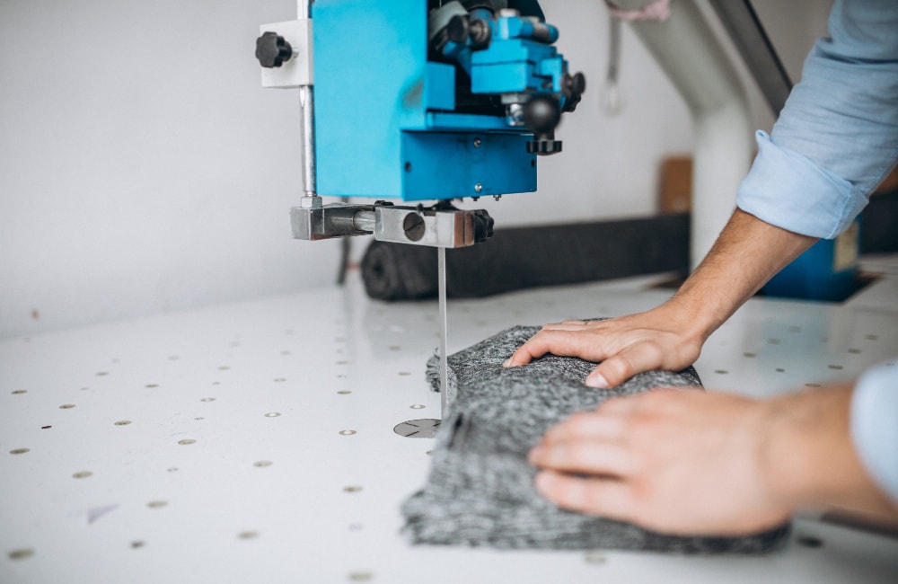 Corte a máquina de materiales elásticos para shapewear